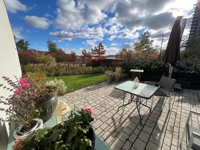 Located in the prestigious EVOLO project on Ile-des-Soeurs, this - photo 2