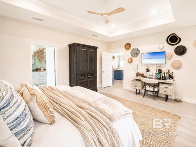 Every room in this bright coastal bungalow has been thoughtfully - photo 8
