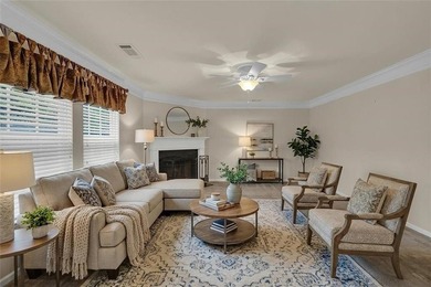 Well-maintained home with an open floor plan and extensive - photo 4