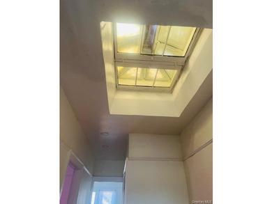 Fully renovated, Semi attached, brick. Close to shopping and - photo 18