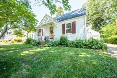 Welcome home to this charming Cape Cod nestled in the heart of - photo 2