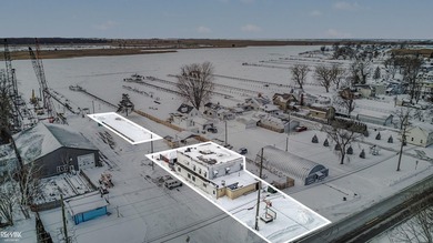 Iconic Waterfront Bar &amp; Restaurant with Living Quarters and