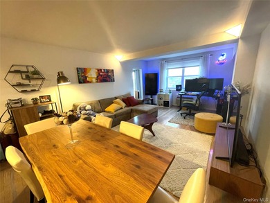 Absolutely Diamond Condition 1 Bedroom, 1 Bath Condo w/ Parking