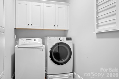 Just gorgeous - This immaculate, and move-in-ready home in the - photo 25