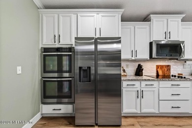 Centrally locatedpletely renovated. Built for the life you - photo 18