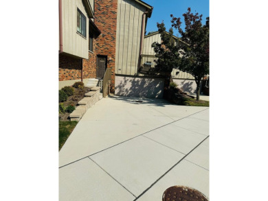 Lake Townhome/Townhouse For Sale in Willowbrook, Illinois
