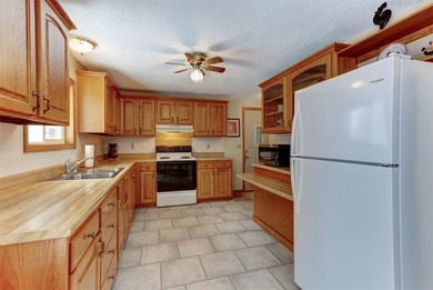 Charming 3-bedroom ranch just two blocks from Lake Pepin, with - photo 7