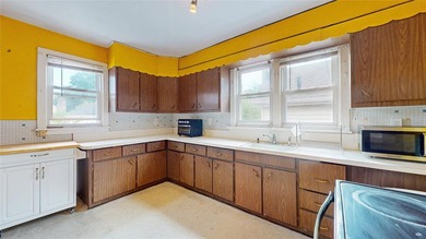 SHOWING BY APPOINTMENT ONLY CALL THE LISTING AGENT 987 E 42nd St - photo 23