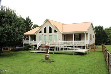 Welcome to 370 Jennings Ln! This beautiful, open, and spacious - photo 1