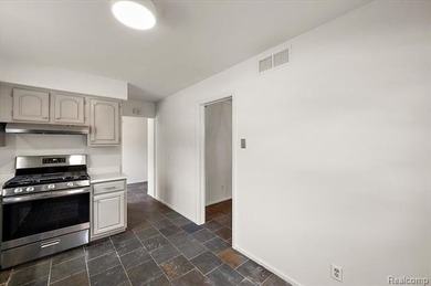 Welcome to this desirable end-unit condo in Bloomfield Hills - photo 17