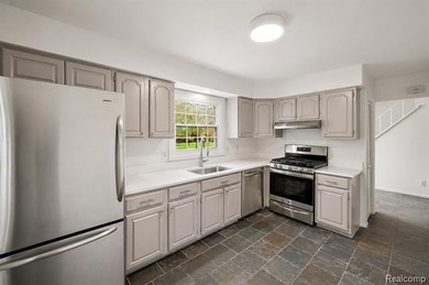 Welcome to this desirable end-unit condo in Bloomfield Hills - photo 18