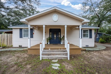 Nestled in the heart of Valparaiso, this 6 bedroom 3 bath gem - photo 2