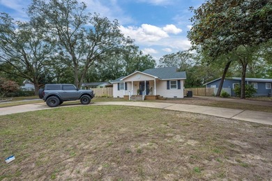 Nestled in the heart of Valparaiso, this 6 bedroom 3 bath gem - photo 3