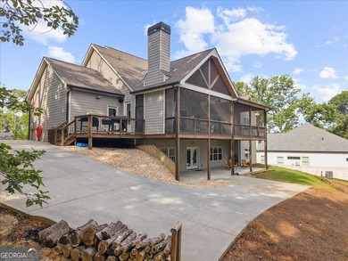 You will be AMAZED at this private, almost NEW construction home - photo 6