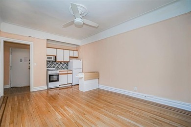 Top-Floor One-Bedroom Coop - Moments from the Beach, Ready for