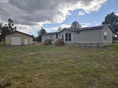 Discover your Central Oregon sanctuary at this 3-bedroom - photo 1