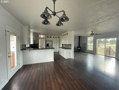 Discover your Central Oregon sanctuary at this 3-bedroom - photo 4