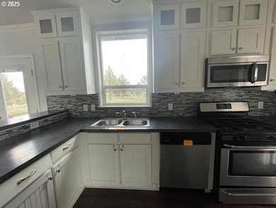 Discover your Central Oregon sanctuary at this 3-bedroom - photo 6