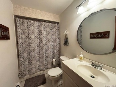 Beautiful 3 bedroom Split, Family room 2 Bathrooms Pool w/ Deck - photo 12