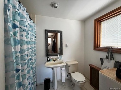 Beautiful 3 bedroom Split, Family room 2 Bathrooms Pool w/ Deck - photo 14