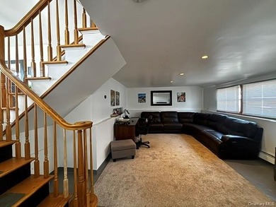 Beautiful 3 bedroom Split, Family room 2 Bathrooms Pool w/ Deck - photo 16