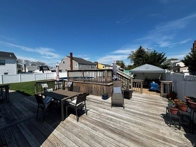 Beautiful 3 bedroom Split, Family room 2 Bathrooms Pool w/ Deck - photo 19