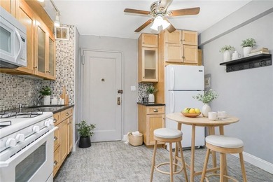 This beautifully renovated studio on the 1st floor is in