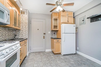 This beautifully renovated studio on the 1st floor is in