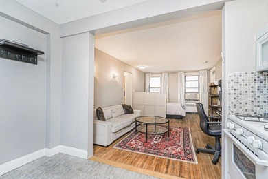 This beautifully renovated studio on the 1st floor is in