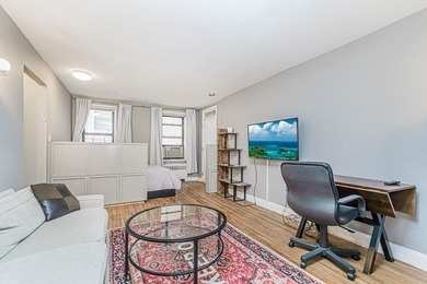 This beautifully renovated studio on the 1st floor is in