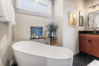 Perched at a comfortable elevation overlooking panoramic ocean - photo 14