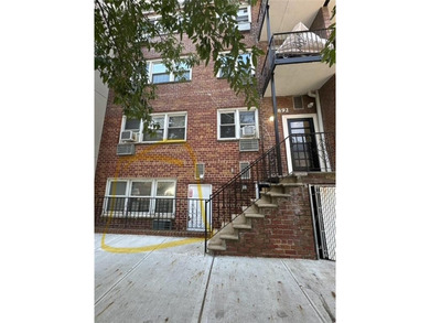 Well-kept studio condo in the heart of Midwood, ideally located
