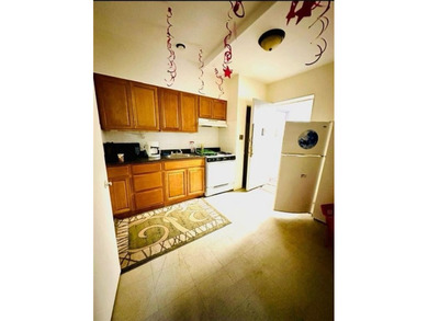 Well-kept studio condo in the heart of Midwood, ideally located