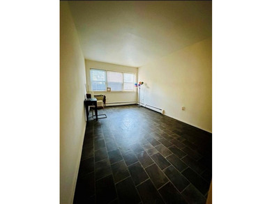 Well-kept studio condo in the heart of Midwood, ideally located