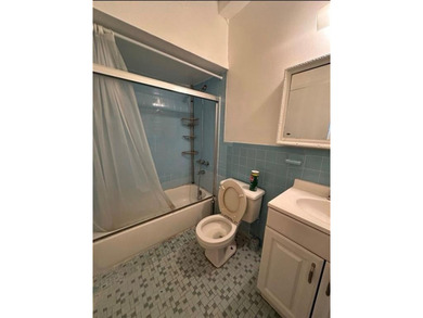Well-kept studio condo in the heart of Midwood, ideally located