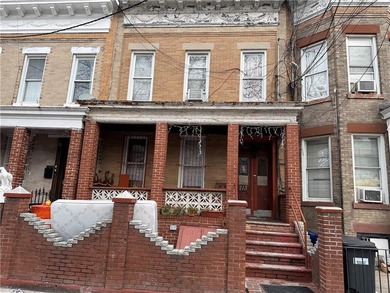This OCCUPIED property is offering substantial living space in a - photo 2