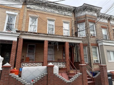 This OCCUPIED property is offering substantial living space in a - photo 4
