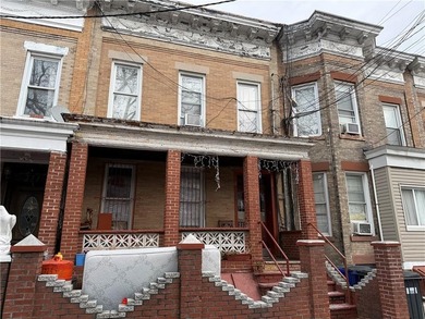 This OCCUPIED property is offering substantial living space in a - photo 5