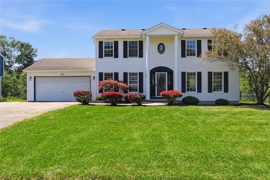 Beautiful white vinyl-sided Colonial with impressive front - photo 1