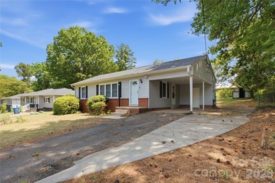 Welcome home to this charming ranch, situated on a spacious 0 - photo 2