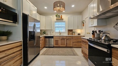 OPEN 2-4 Sat & Sun 1-4 LOCATION, LOCATION - GORGEOUS, UPGRADED - photo 1
