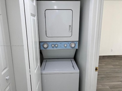 !! BEAUTIFUL & TOTALLY RENOVATED 2/2 APARTMENT IN DESIRABLE