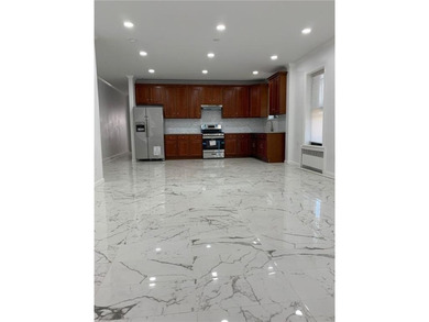 Magnificent 3 family located in a very desirable part of Midwood - photo 4