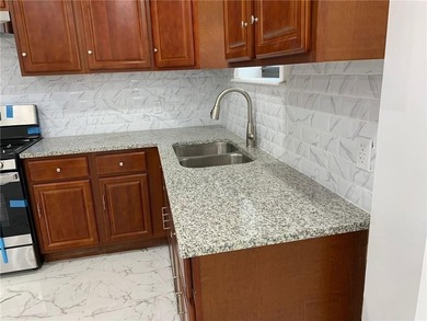 Magnificent 3 family located in a very desirable part of Midwood - photo 6