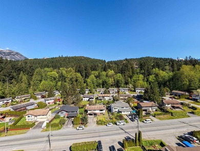 SUNNY MOUNTAIN VIEWS in Valleycliffe. This 3 bed, 3 bath home - photo 33