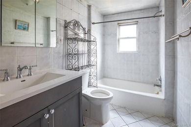 Welcome to this spacious 5-bedroom, 3 bathroom home located in - photo 5