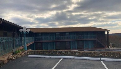 Lake Hills is an 18-room boutique motel sitting on 2 Acres with - photo 4