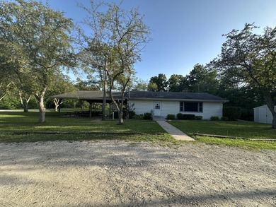Enjoy peaceful living near Lake Ivanhoe! This charming 1-bedroom - photo 21