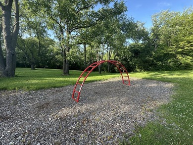 Enjoy peaceful living near Lake Ivanhoe! This charming 1-bedroom - photo 25