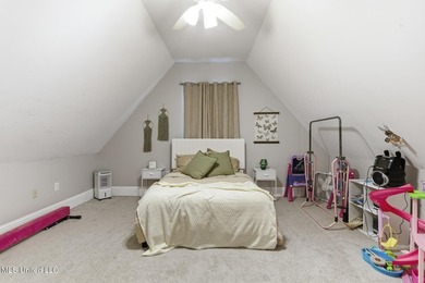 Welcome to this beautifully maintained 5-bedroom, 3-bathroom - photo 25